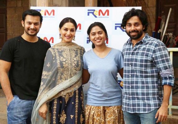 माधुरी दीक्षित मराठी में एक्टिंग के बाद अब फिल्म निर्माण में भी उतर आई हैं.