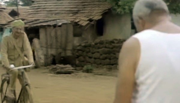 मालगुडी डेज़ के टीवी एडैप्टेशन से स्टिल. आरके नारायण की ये किताब 1943 में छपी थी. इस सीन में पोस्टमैन, जिसका नाम थानप्पा है, ख़त बांटने जा रहा है.