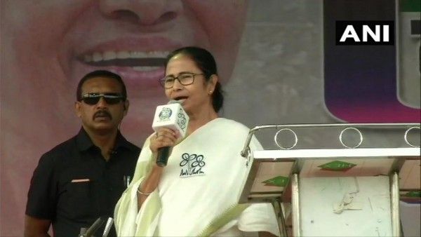 ममता के भतीजे अभिषेक बनर्जी डायमंड हार्बर सीट से चुनाव लड़ रहे हैं.