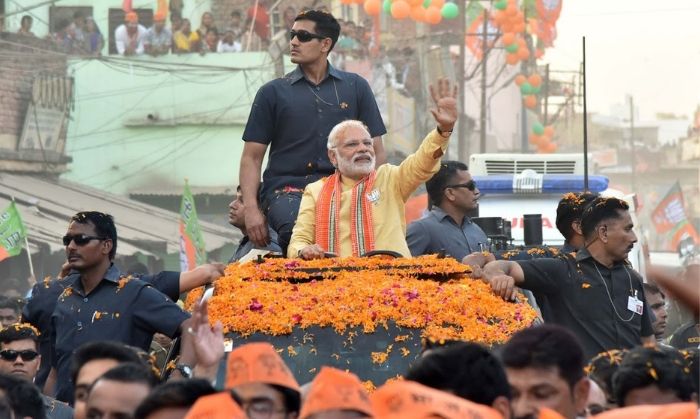 अपने काले चश्मों के पीछे से ये एसपीजी (स्पेशल प्रोटेक्शन ग्रुप) के जवान लगातार चौकस निगाहें बनाए रखते हैं . 