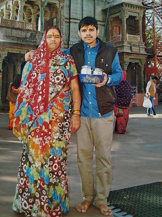 मां के साथ प्रदीप