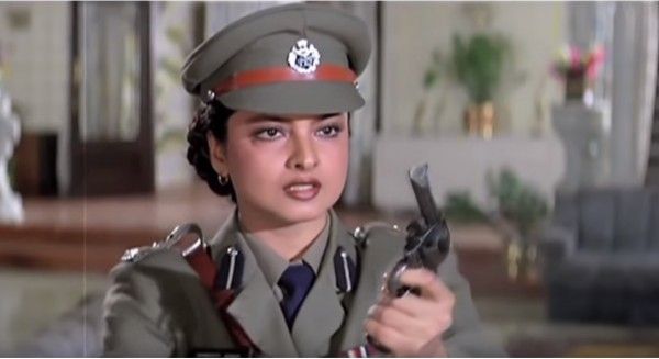 फिल्म 'फूल बने अंगारे' में रजिनीकांत ने रेखा के पति इंस्पेक्टर रंजीत की भूमिका निभाई थी.