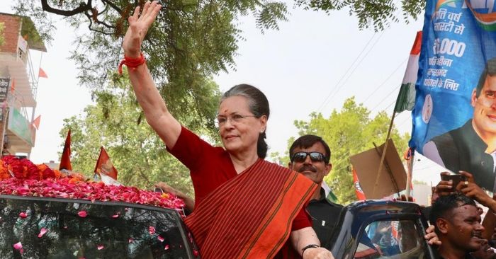सोनिया गांधी ने नामांकन भरने के बाद रोड शो भी किया.