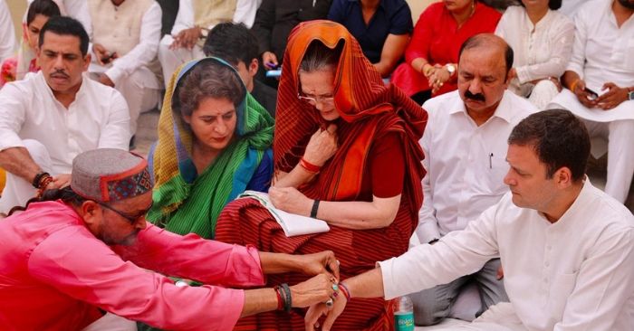 नामांकन भरने से पहले सोनिया गांधी ने परिवार के साथ पूजा-अर्चना की