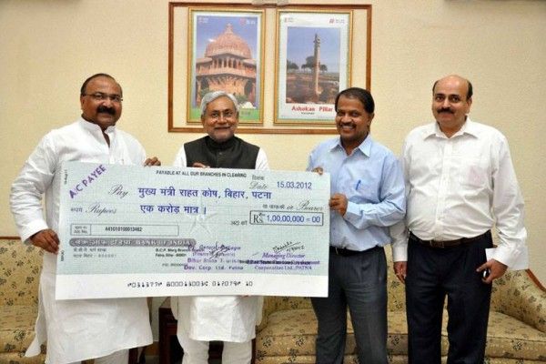 बीजेपी नेता सुनील कुमार पिंटू (बाएं) को जेडीयू से उम्मीदवार बनाया गया है.