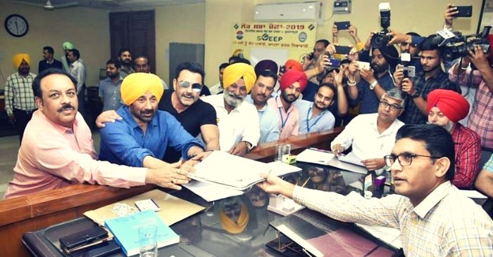 गुरदासपुर लोक सभा सीट से नॉमिनेशन फाइल करते सनी देओल. इस दौरान उनके भाई बॉबी देओल भी उनके साथ थे.