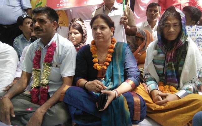तेज बहादुर यादव (बाएं) आयरन लेडी इरोम शर्मीला (दाएं) के साथ, जिन्होंने अफस्पा हटाने के लिए 16 साल तक भूख हड़ताल की थी.