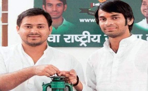 साल 2015 में तेज प्रताप और तेजस्वी दोनों ने एक साथ पलिटिकल करियर शुरू किया था.