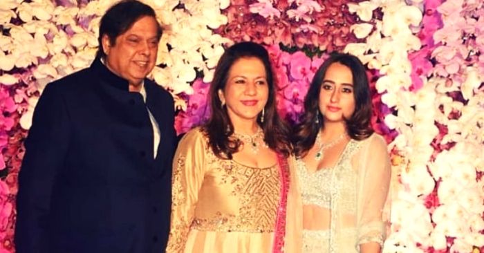 वरुण के मम्मी और पापा के साथ नताशा दलाल. इसी फोटो को लेकर ये अटकलें लगनी शुरू हुई थी कि वरुण इसी साल शादी करने वाले हैं.