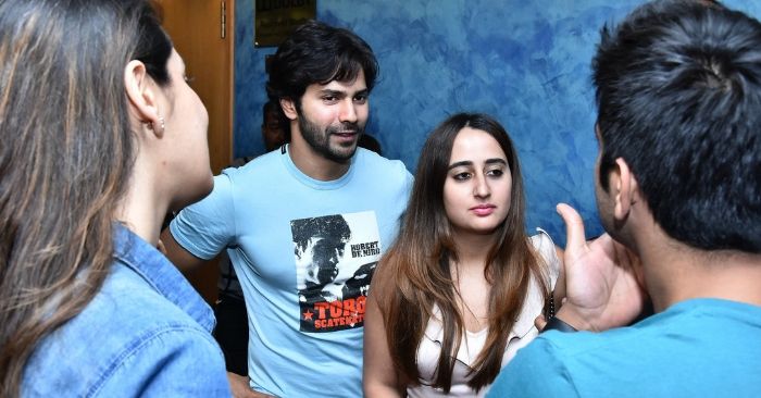 फिल्म 'अक्टूबर' की स्क्रीनिंग के मौके पर गर्लफ्रेंड नताशा दलाल के साथ वरुण धवन.