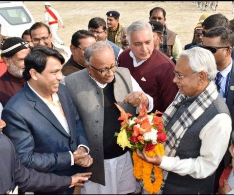 बिहार के मुख्यमंत्री नीतीश कुमार के साथ सीतामढ़ी के जेडीयू प्रत्याशी डॉक्टर वरुण कुमार.