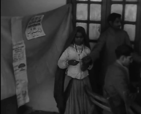 वोट देकर निकलती महिला. फोटो-British Pathé
