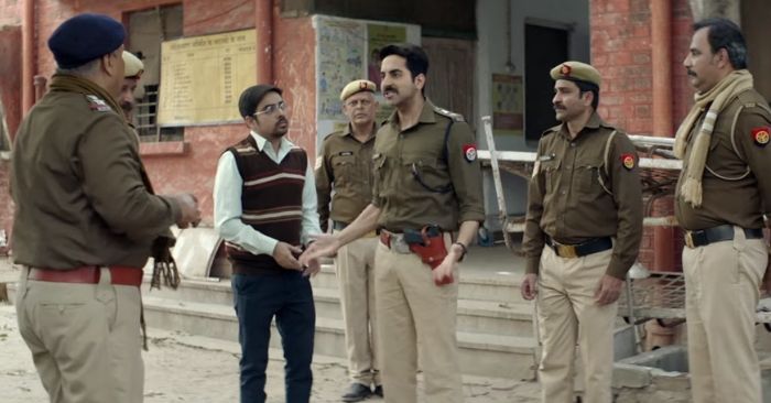 फिल्म के एक सीन में आयुष्मान खुराना, आशीष वर्मा और कुमुद मिश्रा. यहां जाति पर बात हो रही है.