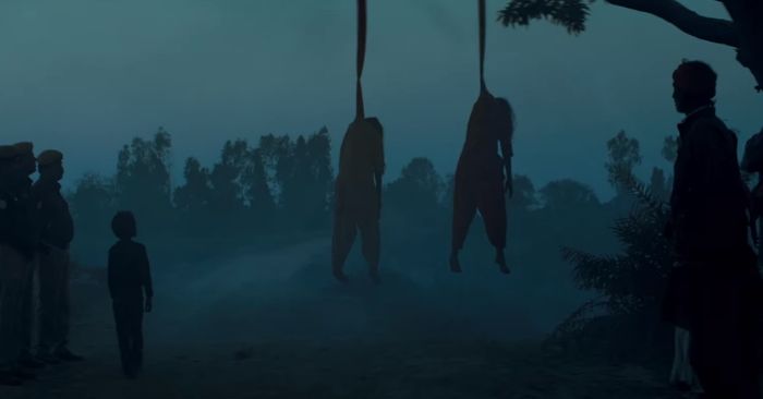 फिल्म के सीन में गैंग रेप कर पेड़ पर लटकाई गई लड़कियां. ट्रेलर में एक जगह 'दलित' शब्द भी सुनने को मिलता है.