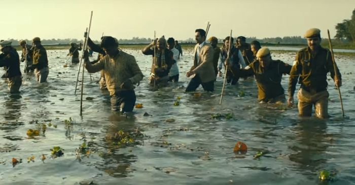 इंवेस्टिगेशन के लिए पानी में घुसती फिल्मी पुलिसिया टीम. इस सीन की शूटिंग के दौरान आयुष्मान ने अपनी पूरी टीम को इतनी शिद्दत से इस सीन की शूटिंग करने के लिए थैंक यू बोला था. क्योंकि उनके पैर में पानी के भीतर कई कीड़े काट रहे थे.