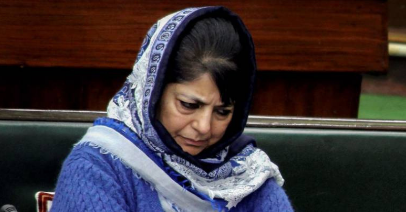 जम्मू कश्मीर की पूर्व मुख्यमंत्री महबूबा मुफ़्ती. जब सरकार गिरी, तब भी लगा था राष्ट्रपति शासन. (Reuters)