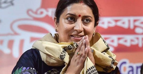 स्मृति ईरानी 2014 में अमेठी से चुनाव हार गई थीं. इसके बावजूद उन्हें मोदी कैबिनेट में शामिल किया गया. वो मानव संसाधन विकास मंत्री रहीं. टेक्सटाइल मिनिस्ट्री भी रही उनके पास.