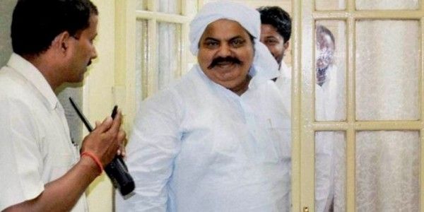 2017 में अखिलेश को चुनाैती देते हुए अतीक ने कहा, ''कई बार निर्दलीय जीता हूं. टिकट कटता है तो कट जाए. अपना टिकट खुद बना लूंगा''