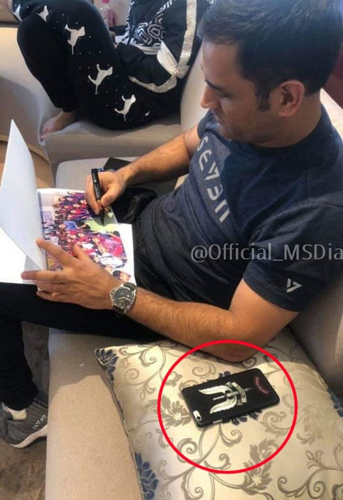 धोनी पहले भी इस सिंबल का यूज़ कर चुके हैं. (फोटो-ऑफिशियल एमएसडियन.)