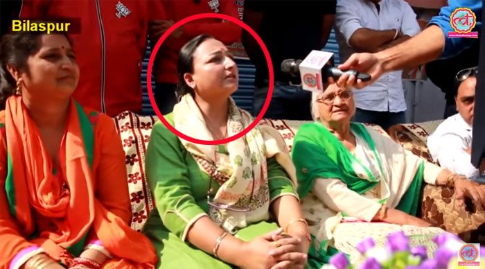 2017 हिमाचल चुनाव के समय लल्लनटॉप की टीम ने जे पी नड्डा की पत्नी मल्लिका से बात की थी. गोल घेरे में मल्लिका हैं (फोटो: The Lallantop)