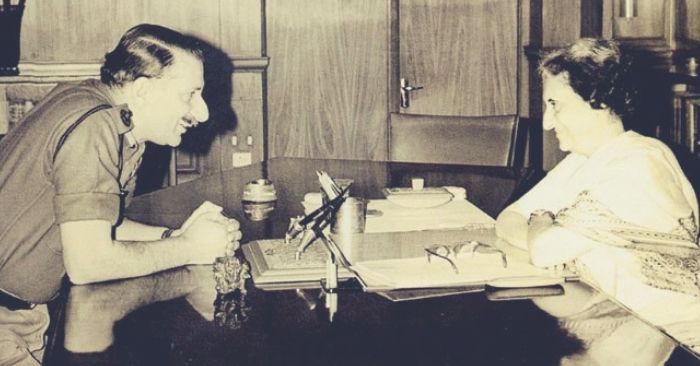 एक मीटिंग के दौरान प्रधानमंत्री इंदिरा गांधी के साथ सैन मानेकशॉ.