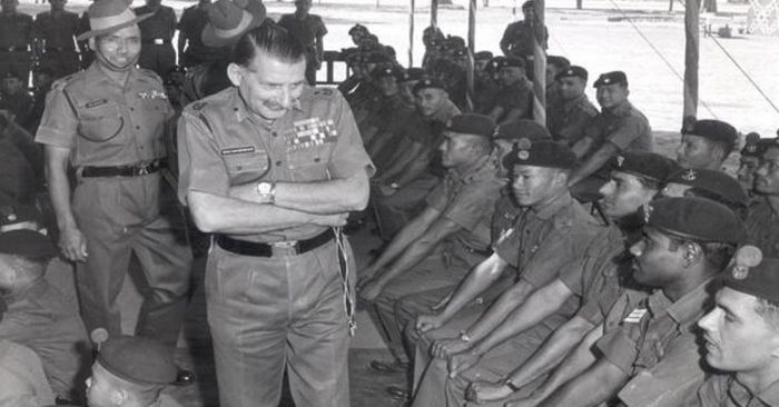 अपनी टीम से मुखातिब होते मानेकशॉ. उनकी अधिकतर तस्वीरें करियर के सेकंड हाफ की ही हैं.