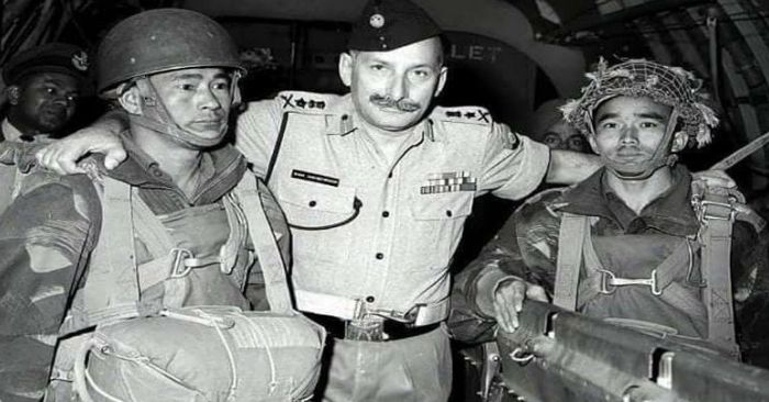 फील्ड पर अपने जवानों के साथ मानेकशॉ.