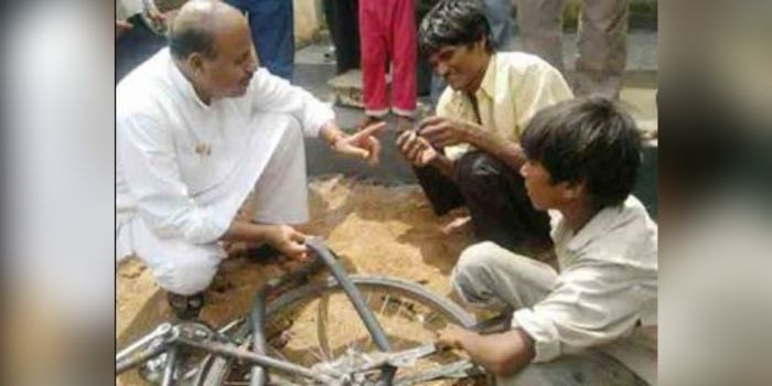 कोई पंचर बनाता हुआ दिखता है तो सांसद खुद उसकी मदद करने लग जाते हैं.