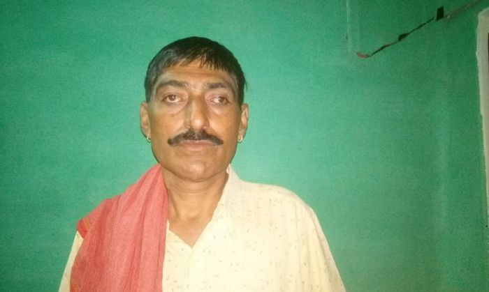 देवाराम अपने पूरे परिवार के साथ खेतों में सब्ज़ी उगाते हैं, जिन्हें मंडी में बेचकर परिवार का गुज़ारा होता है.