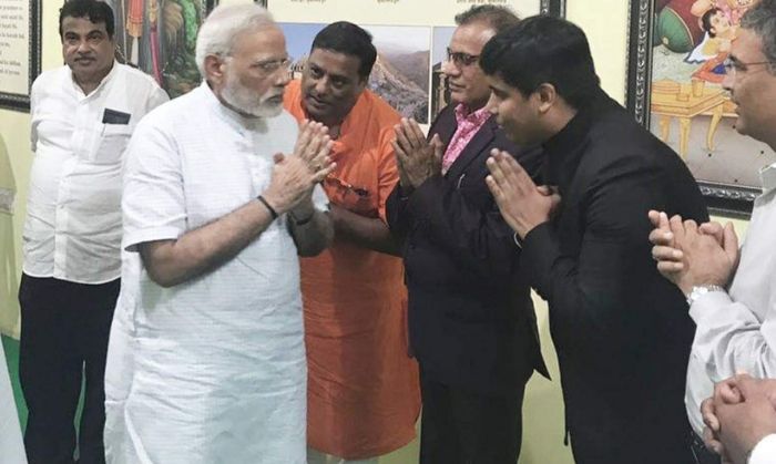 राहुल मोदी की नरेंद्र मोदी के साथ वायरल हुई तस्वीर, जिसने बहुतों को बहुत कुछ कहने सुनने पर मजबूर किया 