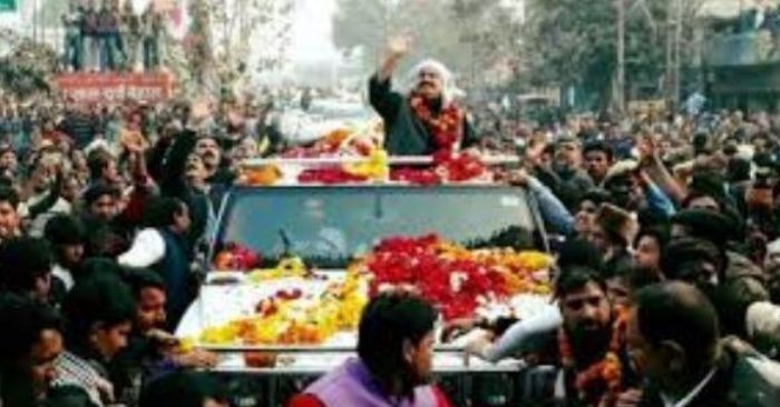  22 दिसंबर को अतीक 500 गाड़ियों के काफिले के साथ कानपुर पहुंचा. खुद 'हमर' पर सवार था. हमर, जिसकी कीमत उस समय 8 करोड़ बताई गई थी. 