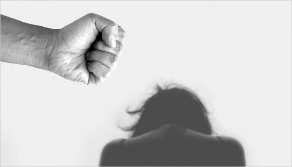 प्रोटेक्शन ऑफ़ वीमेन फ्रॉम डोमेस्टिक वायलेंस एक्ट 2005 में पास हुआ था. पास होने के 10 साल के अंदर इसके अंतर्गत 1 लाख से भी अधिक केस दर्ज हो चुके थे. डाटा नेशनल क्राइम रिकॉर्ड ब्यूरो का है. और ये वो केस थे जो दर्ज हुए. जो नहीं हुए, उनका कोई रिकॉर्ड नहीं है.