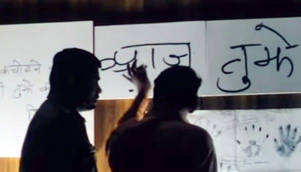 'हिंदुस्तानी' फिल्म 1996 में आई थी. कमल हासन ने हिंदुस्तानी का किरदार किया था. ये विजिलान्टे सीरियल किलर था. यानी कानून अपने हाथ में लेकर करप्ट लोगों की हत्या करता था. इस सीन में पुलिस वाले उसकी लिखावट देखते हुए बात कर रहे हैं कि ये व्यक्ति जरूर वृद्ध होगा, क्योंकि 'अ' और 'झ' पुराने तरीके से लिखा गया है. ये बदलती लिपि का उदाहरण है.