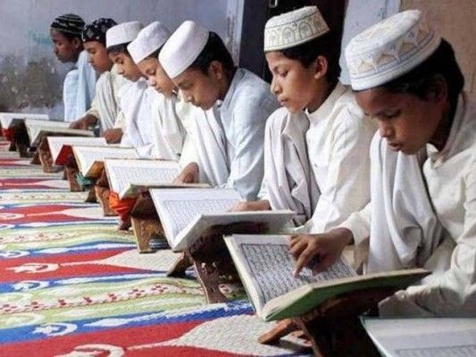 मदरसों में भी स्कूलों की तरह अलग-अलग क्लास होती हैं.