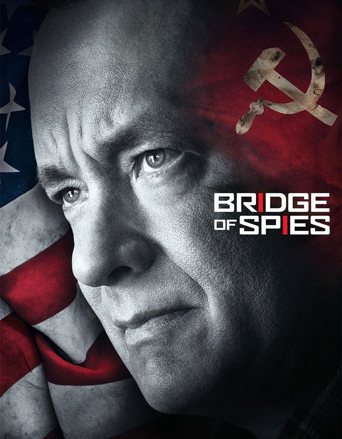 'ब्रिज ऑफ स्पाइज़' सोवियत द्वारा गिराए गए U-2 जासूसी विमान के पकड़े गए पायलट की कहानी से जुड़ी है. कि कैसे जेम्स ही डोनेवैन नाम के एक वकील ने पायलट फ्रांसिस की रिहाई का रास्ता बनाया. फ्रांसिस के बदले अमेरिका ने सोवियत के जासूस रुडोल्ड अबेल को रिहा किया था.