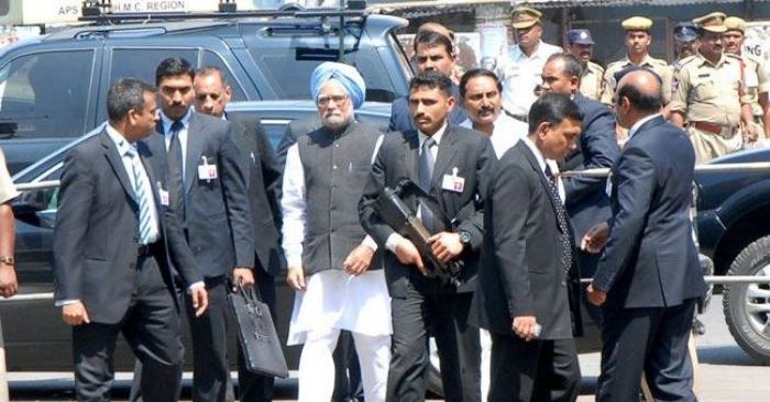 पूर्व पीएम डॉक्टर मनमोहन सिंह से एसपीजी सुरक्षा हटा ली गई है.