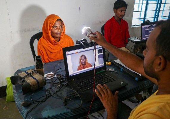 जिनके नाम एनआरसी के फाइनल ड्राफ्ट में नहीं थे, उन्होंने फिर से अप्लाई किया. करीब 22 लाख लोगों के नाम एनआरसी की फाइनल लिस्ट में जोड़ लिया गया, लेकिन 19 लाख से ज्यादा लोगों को इस लिस्ट से बाहर कर दिया गया.