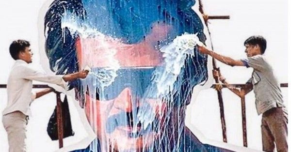 रजनीकांत के पोस्टरों पर दूध चढ़ाते हुए उनके फैंस 