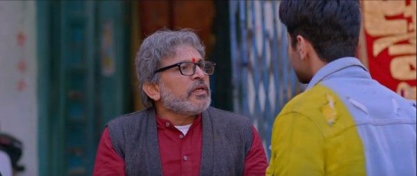 अन्नू कपूर, मथुरा वाला एक्सेंट ग़ज़ब की सहजता से पकड़ते हैं. 