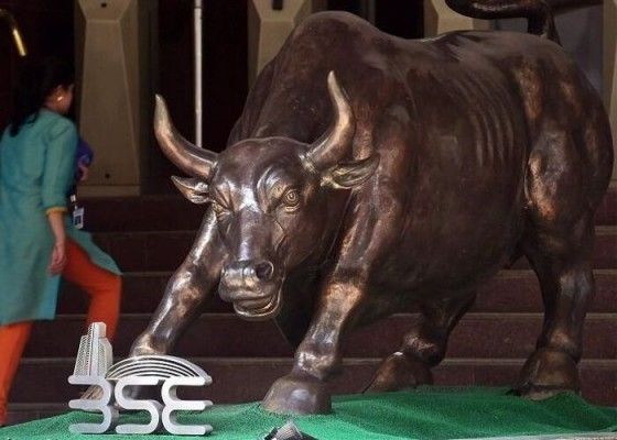 बीएसई का बुल, जिसे मार्केट में तेजी का प्रतीक माना जाता है. (पीटीआई)