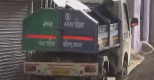 नगर पालिका की कचरा गाड़ी सुबह-सुबह मोहल्लों तक जाती है. इसमें ये गाना बजता है.