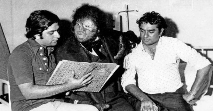 अपनी फिल्म के सेट पर भूत बने एक्टर से सीन डिस्कस करते श्याम और तुलसी रामसे.