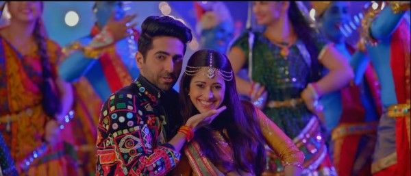 संगीत ठीक-ठाक है. 'राधे-राधे' गाने के बीट्स ठीक हैं कोरियोग्राफी कमज़ोर. 