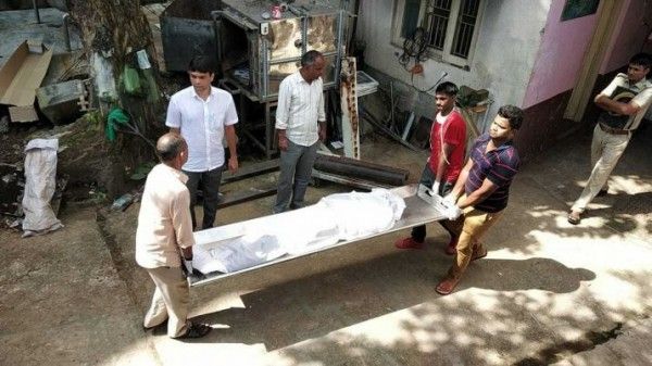 जगदीश भाई के शव को ले जाते हुए कुछ लोग.