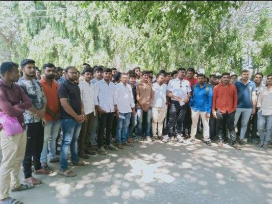 परीक्षा रद्द होने के फैसले से नाराज़ अभ्यर्थियों ने गांधीनगर में प्रदर्शन किया, लेकिन कोई फायदा नहीं हुआ.