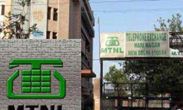 MTNL पर BSNL से ज़्यादा कर्ज़ है. BSNL पर 14,000 हज़ार करोड़ कर्ज़ है, MTNL पर 20,000 करोड़.