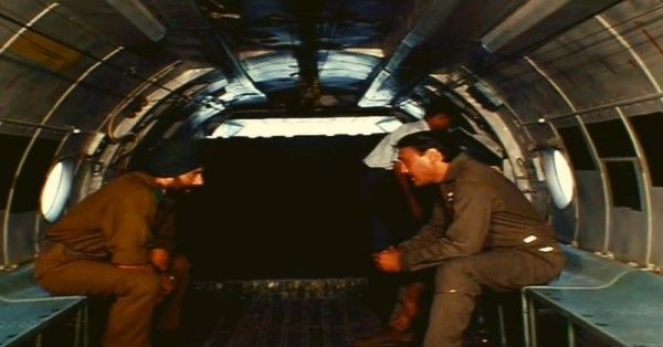 सन्नी देओल एयरफोर्स के अधिकारी जेकी श्रोफ से बात करते हुए.