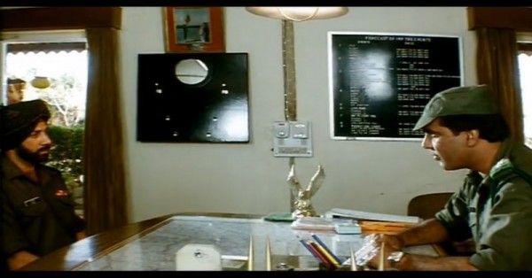 अपनी बटालियन के जवान मथुरादास के द्वारा इमरजेंसी के समय छुट्टी लेने के सवाल पर जवाब देते हुए सन्नी देओल.