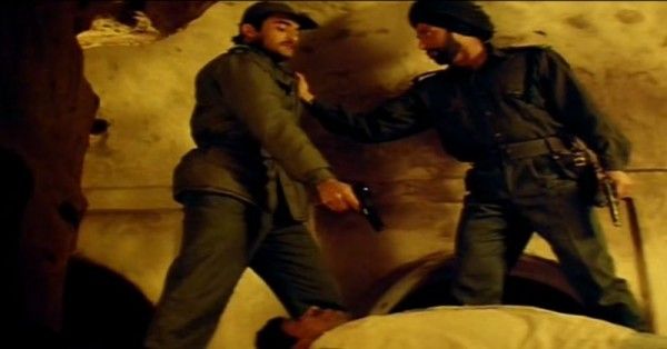 सन्नी देओल, अक्षय खन्ना से एक आतंकवादी में गोली मारने के लिए कहते हुए.