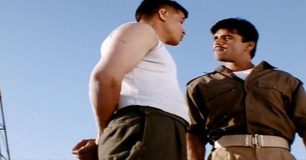 सुनील शेट्टी और सुदेश बेरी का वो सीन जिस में दोनों लड़ने की मुद्रा में हैं.